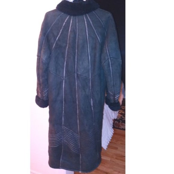 DARK GREEN LUXURY GENUINE SHEARLING COAT WITH LEATHER STRIP. - Picture 3 of 10